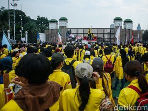 Ratusan Mahasiswa Desak DPR Tindaklanjuti 17+8 Tuntutan Ratusan Mahasiswa Desak DPR Tindaklanjuti 17+8 Tuntutan