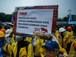 Ratusan Mahasiswa Desak 17+8 Tuntutan Rakyat Dipenuhi di Gedung DPR Ratusan Mahasiswa Desak 17+8 Tuntutan Rakyat Dipenuhi di Gedung DPR