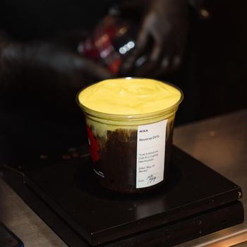 Reverse Dirty merupakan sajian kopi dari kolaborasi NIKA x Putri Tanjung. Kopi ini menggabungkan perpaduan cold brew coffee dengan matcha foam.