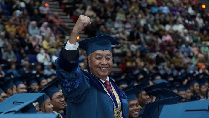 Inspiratif! Kakek 73 Tahun Raih Gelar Doktor dari ITB