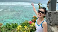 Gaya Sandara Park 2NE1 Jadi Turis Bali, Manggung di Waterbomb Tanpa Park Bom