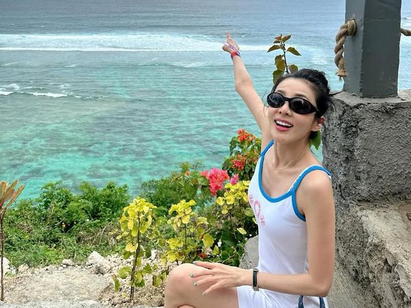 Gaya Sandara Park 2NE1 Jadi Turis Bali, Manggung di Waterbomb Tanpa Park Bom