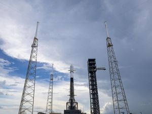 Peluncuran Satelit Nusantara Lima Tertunda 60 Menit Gegara Cuaca Peluncuran Satelit Nusantara Lima Tertunda 60 Menit Gegara Cuaca