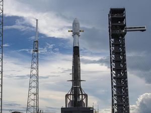 Kenapa Petir dan Awan Badai Tunda Peluncuran Satelit Nusantara Lima