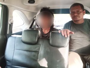 Satpol PP Pontianak Amankan 2 Gepeng Bebersih Kaca Mobil Resahkan Warga Satpol PP Pontianak Amankan 2 Gepeng Bebersih Kaca Mobil Resahkan Warga