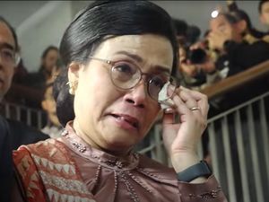Tangis Sri Mulyani Pecah Saat Tinggalkan Gedung Kemenkeu Tangis Sri Mulyani Pecah Saat Tinggalkan Gedung Kemenkeu