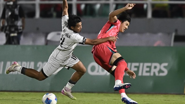 Timnas Indonesia U-23 lawan Korea Selatan Pesepak bola Timnas Indonesia U-23 Rahmat Arjuna (kiri) berebut bola dengan pesepak bola Timnas Korea Selatan U-23 Choi Seok Hyun (kanan) dalam kualifikasi Grup J Piala Asia U-23 2026 di Stadion Gelora Delta Sidoarjo, Jawa Timur, Selasa (9/9/2025). ANTARA FOTO/Sigid Kurniawan/mrh/rwa.
