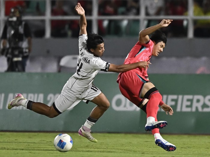 Pesepak bola Timnas Indonesia U-23 Rahmat Arjuna (kiri) berebut bola dengan pesepak bola Timnas Korea Selatan U-23 Choi Seok Hyun (kanan) dalam kualifikasi Grup J Piala Asia U-23 2026 di Stadion Gelora Delta Sidoarjo, Jawa Timur, Selasa (9/9/2025). ANTARA FOTO/Sigid Kurniawan/mrh/rwa.