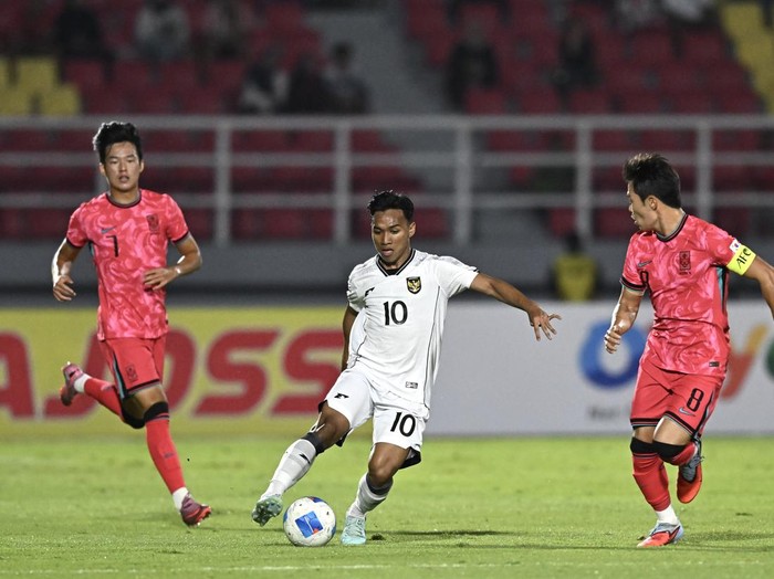 Pesepak bola Timnas Indonesia U-23 Arkhan Fikri (tengah) berusaha melewati hadangan pesepak bola Timnas Korea Selatan U-23 Lee Seungwon (kanan) dalam kualifikasi Grup J Piala Asia U-23 2026 di Stadion Gelora Delta Sidoarjo, Jawa Timur, Selasa (9/9/2025). ANTARA FOTO/Sigid Kurniawan/mrh/rwa.
