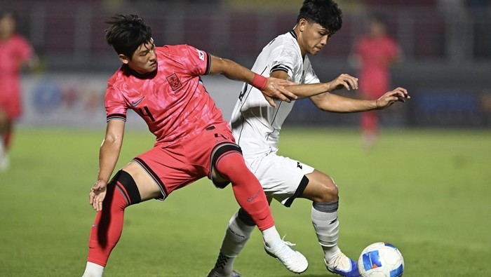 Pesepak bola Timnas Indonesia U-23 Hokky Caraka Brilliant (kanan) berebut bola dengan pesepak bola Timnas Korea Selatan U-23 Choi Seok Hyun (kiri) dalam kualifikasi Grup J Piala Asia U-23 2026 di Stadion Gelora Delta Sidoarjo, Jawa Timur, Selasa (9/9/2025). ANTARA FOTO/Sigid Kurniawan/mrh/rwa.