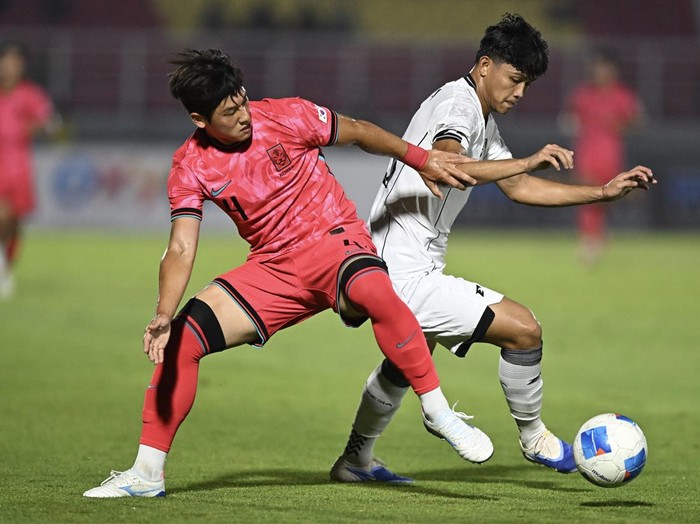 Pesepak bola Timnas Indonesia U-23 Hokky Caraka Brilliant (kanan) berebut bola dengan pesepak bola Timnas Korea Selatan U-23 Choi Seok Hyun (kiri) dalam kualifikasi Grup J Piala Asia U-23 2026 di Stadion Gelora Delta Sidoarjo, Jawa Timur, Selasa (9/9/2025). ANTARA FOTO/Sigid Kurniawan/mrh/rwa.
