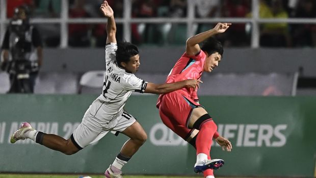 Pesepak bola Timnas Indonesia U-23 Rahmat Arjuna (kiri) berebut bola dengan pesepak bola Timnas Korea Selatan U-23 Choi Seok Hyun (kanan) dalam kualifikasi Grup J Piala Asia U-23 2026 di Stadion Gelora Delta Sidoarjo, Jawa Timur, Selasa (9/9/2025). ANTARA FOTO/Sigid Kurniawan/mrh/rwa.
