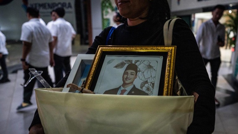 Kehadirannya untuk mengambil sejumlah barang pribadi sekaligus berpamitan dengan para pejabat kementerian usai dirinya resmi diberhentikan dari jabatan Menpora oleh Presiden Prabowo Subianto. ANTARA FOTO/Bayu Pratama S