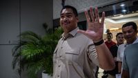 Usai Lengser, Dito Ariotedjo Angkut Barang Pribadi dari Kemenpora