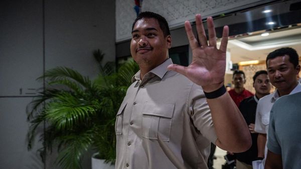 Usai Lengser, Dito Ariotedjo Angkut Barang Pribadi dari Kemenpora