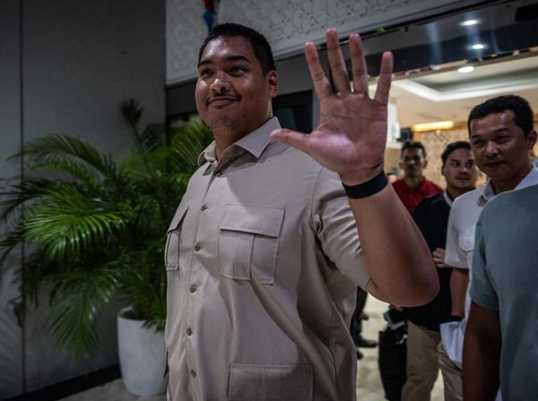 Usai Lengser, Dito Ariotedjo Angkut Barang Pribadi dari Kemenpora