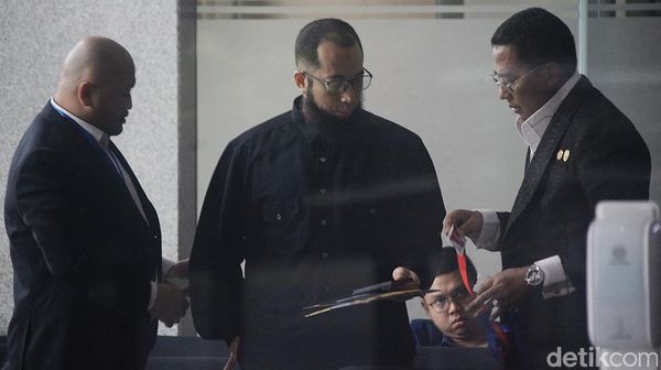 Berbaju Serba Hitam, Ustaz Khalid Basalamah Diperiksa KPK