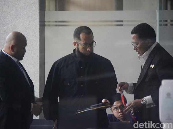 Berbaju Serba Hitam, Ustaz Khalid Basalamah Diperiksa KPK