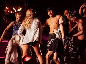 Momen 2NE1 Manggung Basah-basahan di Bali