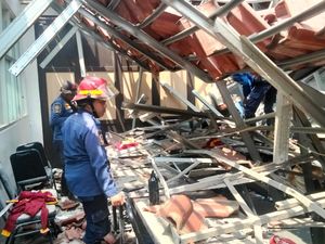 6 Siswa SMKN 1 Cileungsi Bogor Masih Dirawat di RS Imbas Atap Sekolah Ambruk 6 Siswa SMKN 1 Cileungsi Bogor Masih Dirawat di RS Imbas Atap Sekolah Ambruk