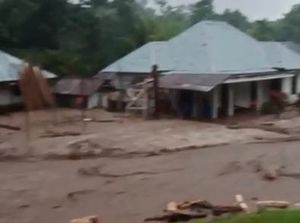 Listrik-Internet di Nagekeo Mati Akibat Banjir Bandang Listrik-Internet di Nagekeo Mati Akibat Banjir Bandang