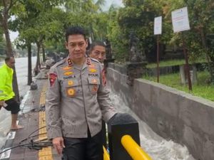 Video: Polri Bantu Evakuasi Warga Terdampak Banjir dan Longsor di Bali
