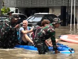 Video: Banjir di Bali, Turis Dievakuasi Naik Perahu Karet Video: Banjir di Bali, Turis Dievakuasi Naik Perahu Karet