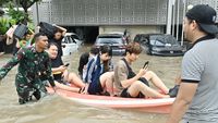 Momen Bule Terobos Banjir Hebat di Pulau Dewata