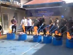 Video: Bea Cukai Makassar Musnahkan Barang Impor Ilegal Senilai Rp 12 Miliar Video: Bea Cukai Makassar Musnahkan Barang Impor Ilegal Senilai Rp 12 Miliar