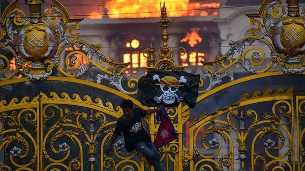 Jolly Roger Berkibar di Tengah Kobaran Api Gedung DPR Nepal