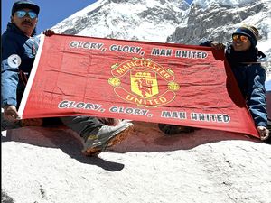 Heboh Bendera Manchester United Berkibar di Puncak... Gunung Everest Heboh Bendera Manchester United Berkibar di Puncak... Gunung Everest