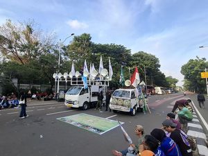 Buruh Demo Tuntut Upah Layak di Patung Kuda, Jalan Arah Gambir Ditutup Buruh Demo Tuntut Upah Layak di Patung Kuda, Jalan Arah Gambir Ditutup
