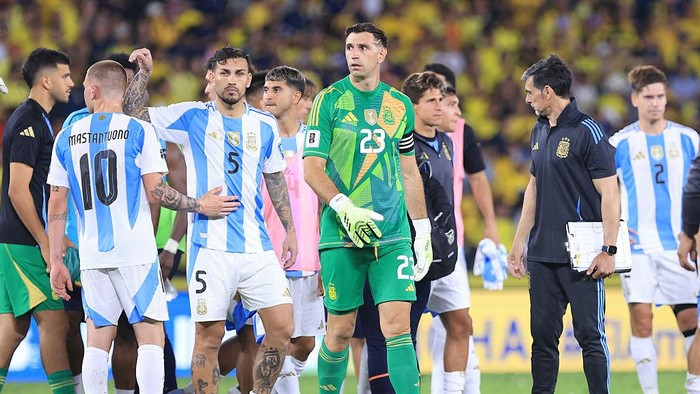 GUAYAQUIL, ECUADOR - SEPTEMBER 09: Emiliano Martínez of Argentina reacts after the teams defeat in the South American FIFA World Cup 2026 Qualifier match between Ecuador and Argentina at Estadio Monumental Isidro Romero Carbo on September 09, 2025 in Guayaquil, Ecuador. (Photo by Franklin Jacome/Getty Images)