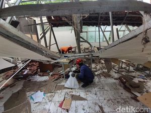 Bupati Bogor Pastikan Siswa SMKN 1 Cileungsi Korban Atap Ambruk Ditangani Bupati Bogor Pastikan Siswa SMKN 1 Cileungsi Korban Atap Ambruk Ditangani