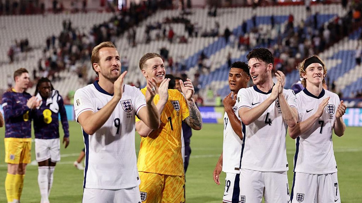 Harry Kane (kiri) dan para pemain Inggris memberi salam kepada suporter yang hadir di Belgrade. Foto: UEFA via Getty Images/Srdjan Stevanovic - UEFA