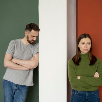 Scorpio dikenal paling suka silent treatment. Saat merasa dikhianati atau disakiti, mereka tidak akan meledak marah, justru sebaliknya mereka akan langsung menutup diri.