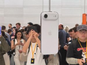 Kesan Pertama Para Tech Reviewer Genggam iPhone Air