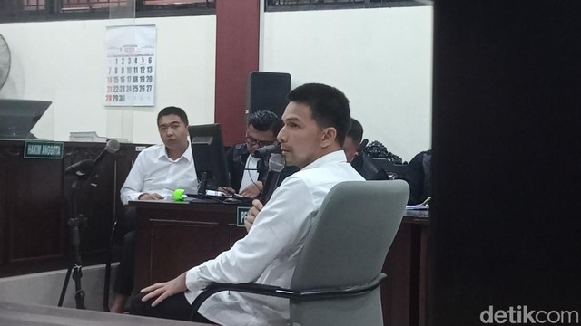 Update Informasi Selebriti InsertLive : Jonathan Frizzy Disebut Pernah Pakai Vape Berisi Etomidate saat Berlibur di Bangkok