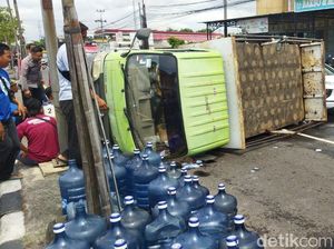 Truk Muat Galon Terguling di Jalan Jogja-Solo Klaten Truk Muat Galon Terguling di Jalan Jogja-Solo Klaten