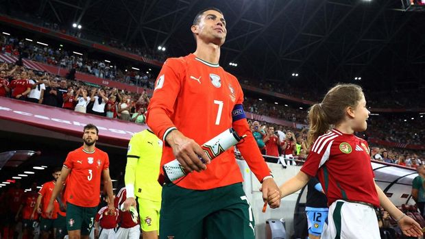 Soccer Football - World Cup - UEFA Qualifiers - Group F - Hungary v Portugal - Puskas Arena, Budapest, Hungary - September 9, 2025Portugal's Cristiano Ronaldo walks onto the pitch before the match REUTERS/Bernadett Szabo     TPX IMAGES OF THE DAY
