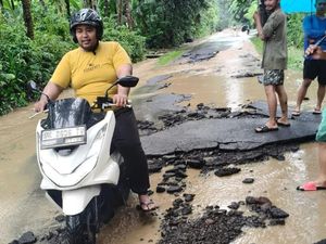 Jalanan di Karangasem Tertutup Longsor-Mengelupas Diguyur Hujan 2 Hari Jalanan di Karangasem Tertutup Longsor-Mengelupas Diguyur Hujan 2 Hari