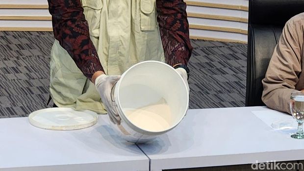 KPK telah menahan tiga orang tersangka terkait suap pengadaan katalis bensin di PT Pertamina Persero tahun anggaran 2012-2014. Ini wujud katalis bensin (Adrial A/detikcom)