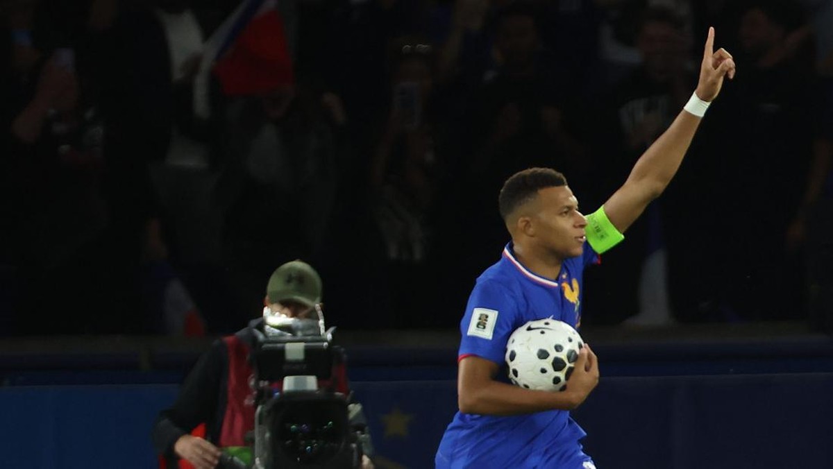 Selebrasi Kylian Mbappe usai membobol gawang Islandia di Kualifikasi Piala Dunia 2026. (Foto: Tnani Badreddine/DeFodi Images/DeFodi via Getty Images)