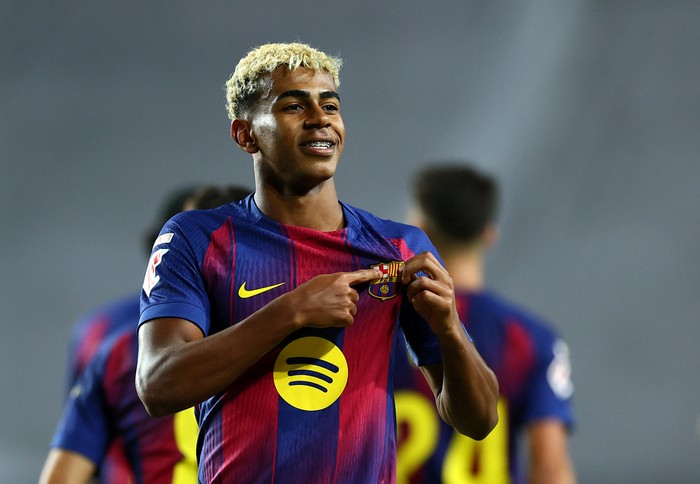 Soccer Football - LaLiga - Rayo Vallecano v FC Barcelona - Campo de Futbol de Vallecas, Madrid, Spain - August 31, 2025 FC Barcelonas Lamine Yamal celebrates scoring their first goal REUTERS/Isabel Infantes