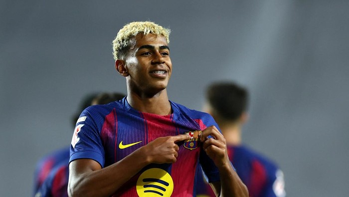 Soccer Football - LaLiga - Rayo Vallecano v FC Barcelona - Campo de Futbol de Vallecas, Madrid, Spain - August 31, 2025 FC Barcelonas Lamine Yamal celebrates scoring their first goal REUTERS/Isabel Infantes