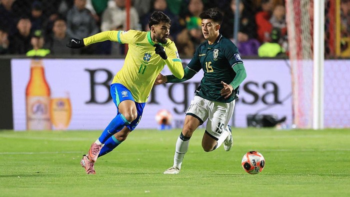 EL ALTO, BOLIVIA - SEPTEMBER 09: Lucas Paqueta of Brazil is challenged by Gabriel Villamil of Bolivia during the South American FIFA World Cup 2026 Qualifier match between Bolivia and Brazil at Estadio Municipal de El Alto on September 09, 2025 in El Alto, Bolivia. (Photo by Buda Mendes/Getty Images)