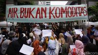 Massa Geruduk DPRD Jakarta Tolak Privatisasi PAM Jaya