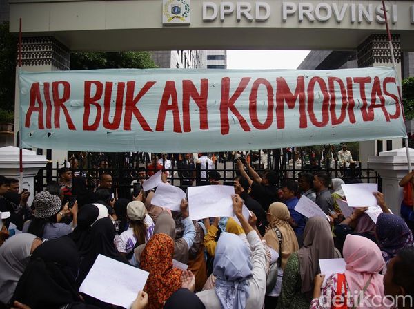 Massa Geruduk DPRD Jakarta Tolak Privatisasi PAM Jaya
