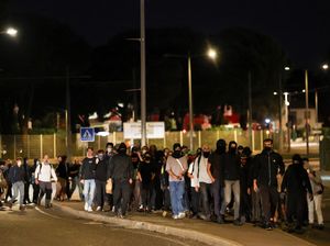 Massa Turun ke Jalan, Prancis Diguncang Aksi Blokir Semuanya