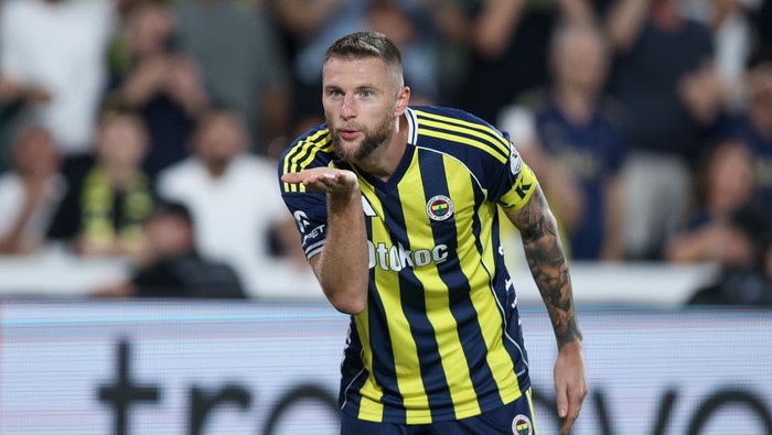 ISTANBUL, TURKEY - AUGUST 23: Milan Skriniar of Fenerbahce celebrates after scoring his teams first goal during the Trendyol Süper Lig match between Fenerbahce SK and Kocaelispor at Ulker Sukru Saracoglu Stadium on August 23, 2025 in Istanbul, Turkey. (Photo by Ahmad Mora/Getty Images)